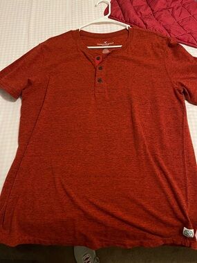 American Eagle Outfitters Men's Rust Red Henley Short Sleeve Shirt 80% cotton
